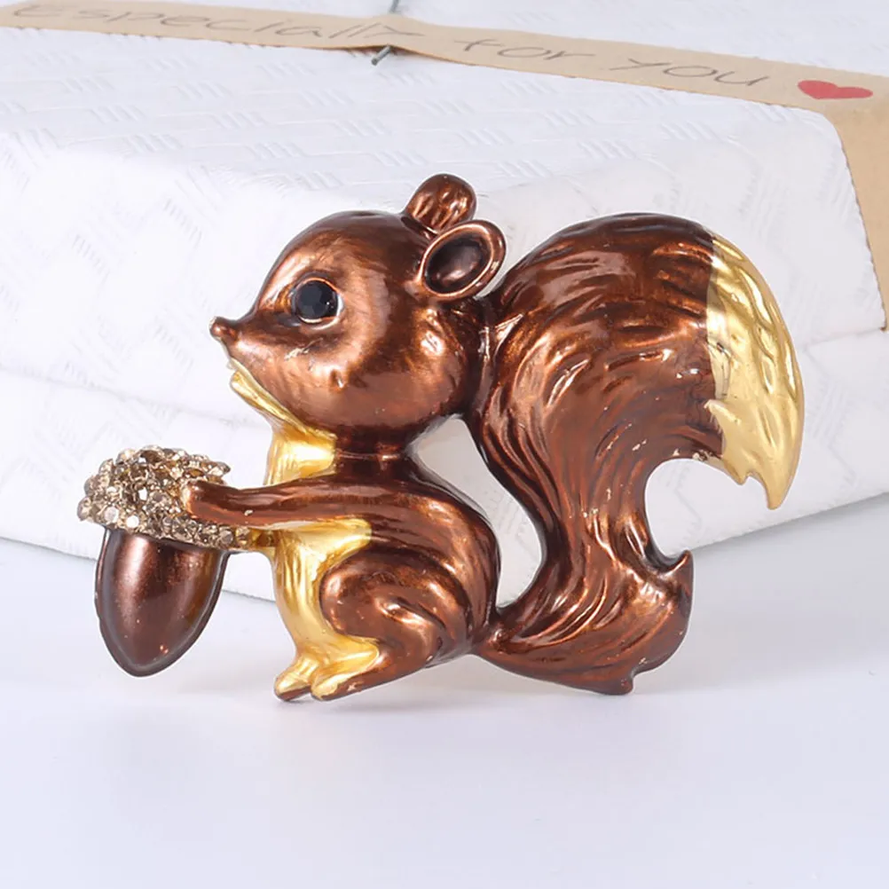 1Pcs Squirrel Brooch Lovely Brown Adorable Clothes Pin Binding Pin for Youthful Vivid Fashionable Decorative Accessory