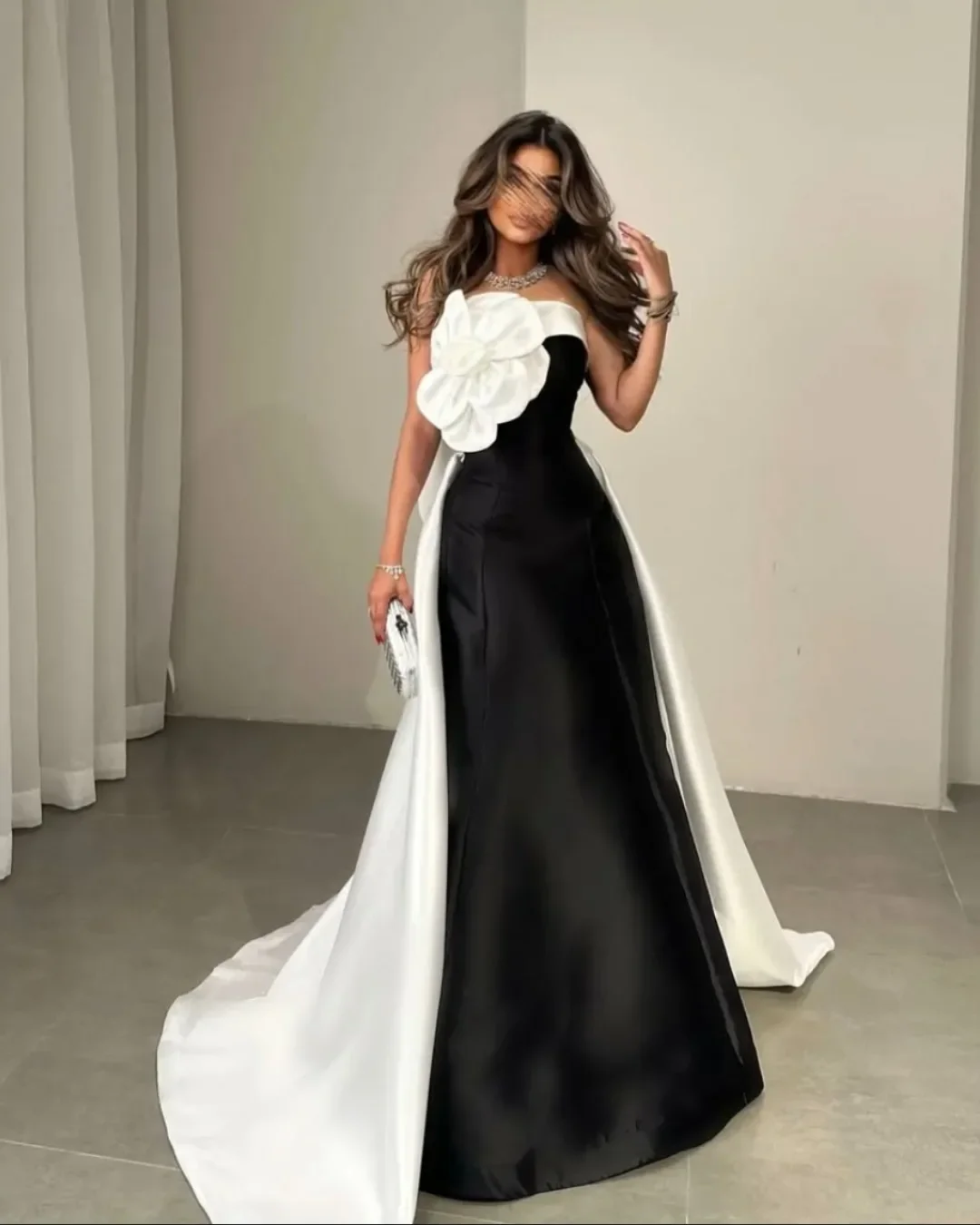 Abiti da ballo eleganti in bianco e nero personalizzati Abito da sera lungo fino al pavimento senza maniche in raso Abiti da festa formali con applicazioni a trapezio