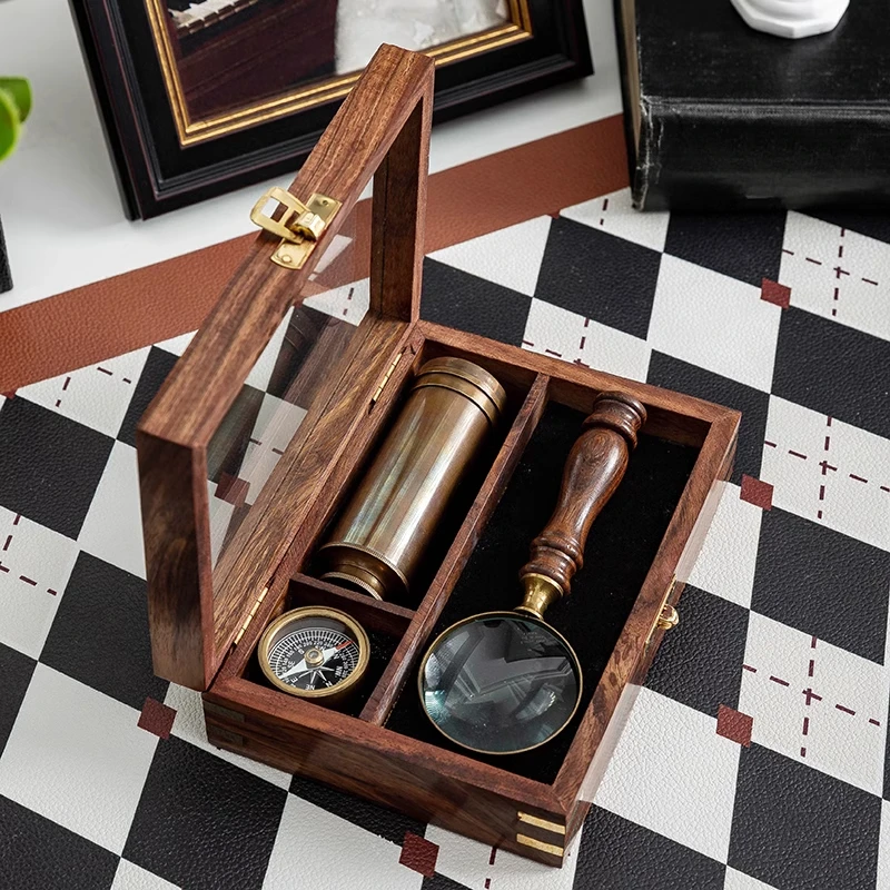 

Антикварные увеличительные стекла, компасы, телескопы, аксессуары для наружного навигационного оборудования.