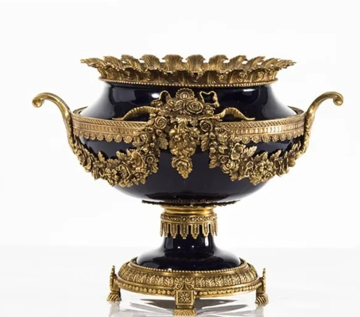 The exquisite craftsmanship of vintage-style flowerpots and black porcelain vases are suitable for use as home decorations.