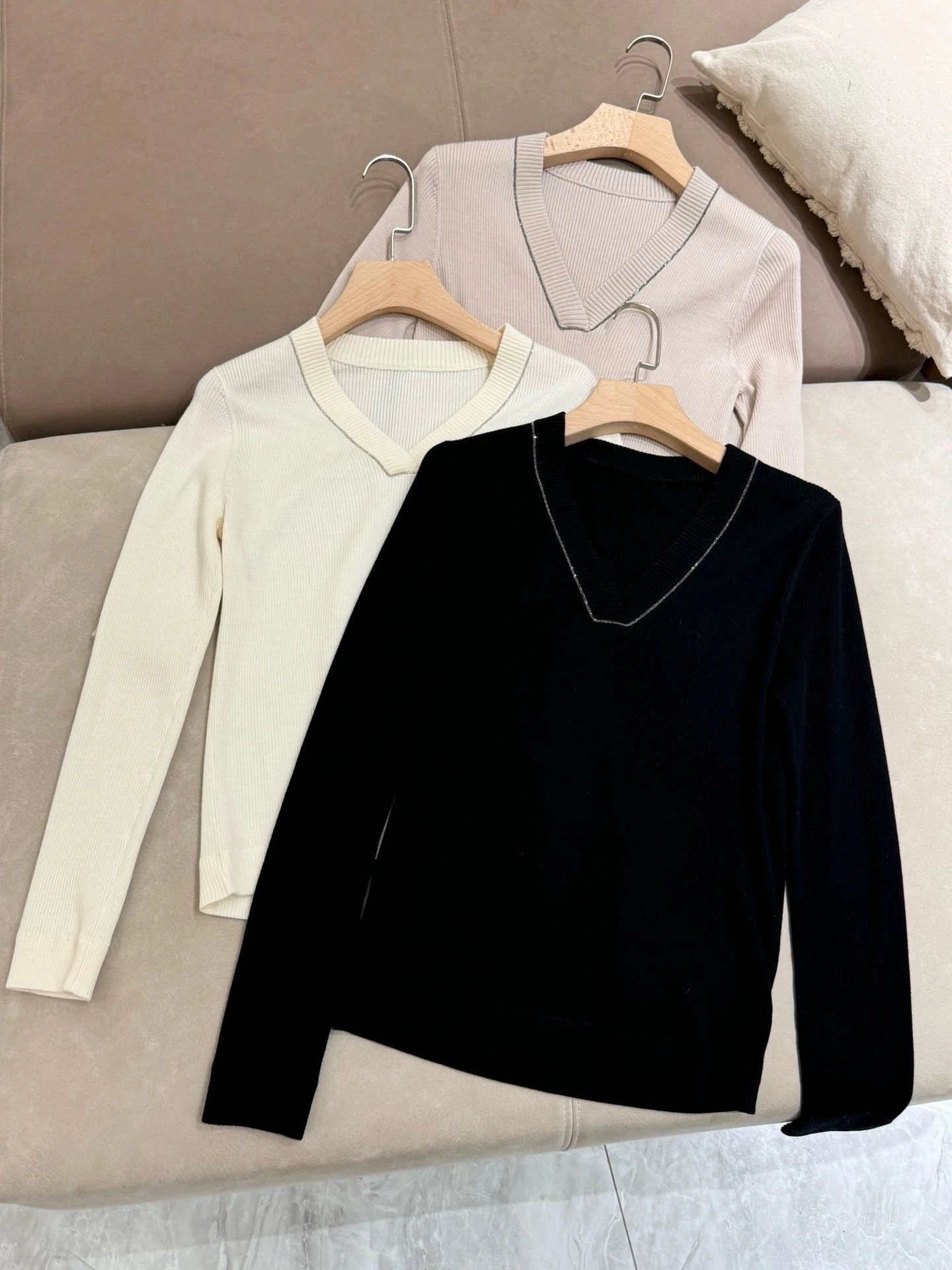 

Autumn Women's Bottoming Shirt O-Neck Sequins Wool Silk Bead Necklace Long Sleeves Pullover Casual Top