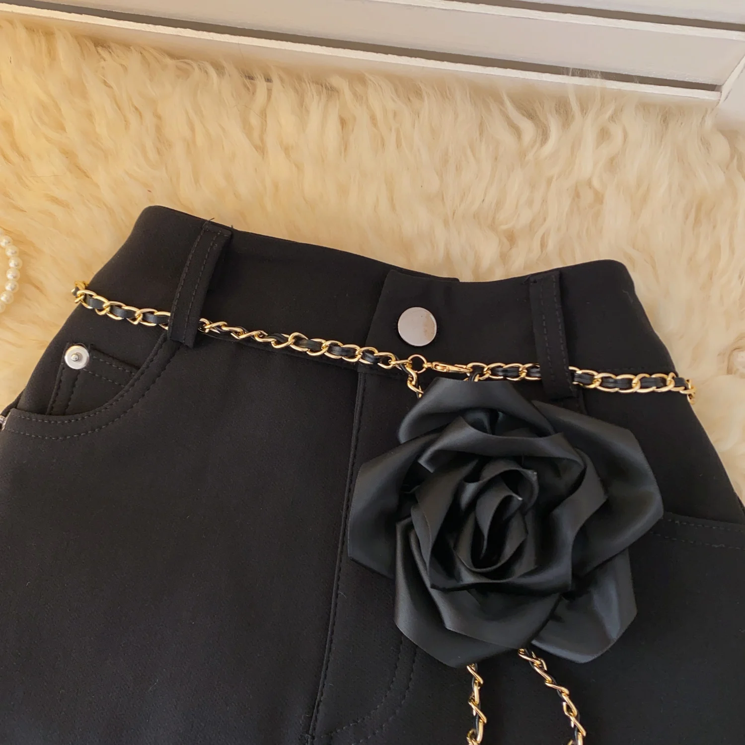 Pantaloncini casual vintage a vita alta chic catena floreale 3D pantaloni corti a gamba larga streetwear abiti coreani pantaloncini da ufficio bianchi da donna