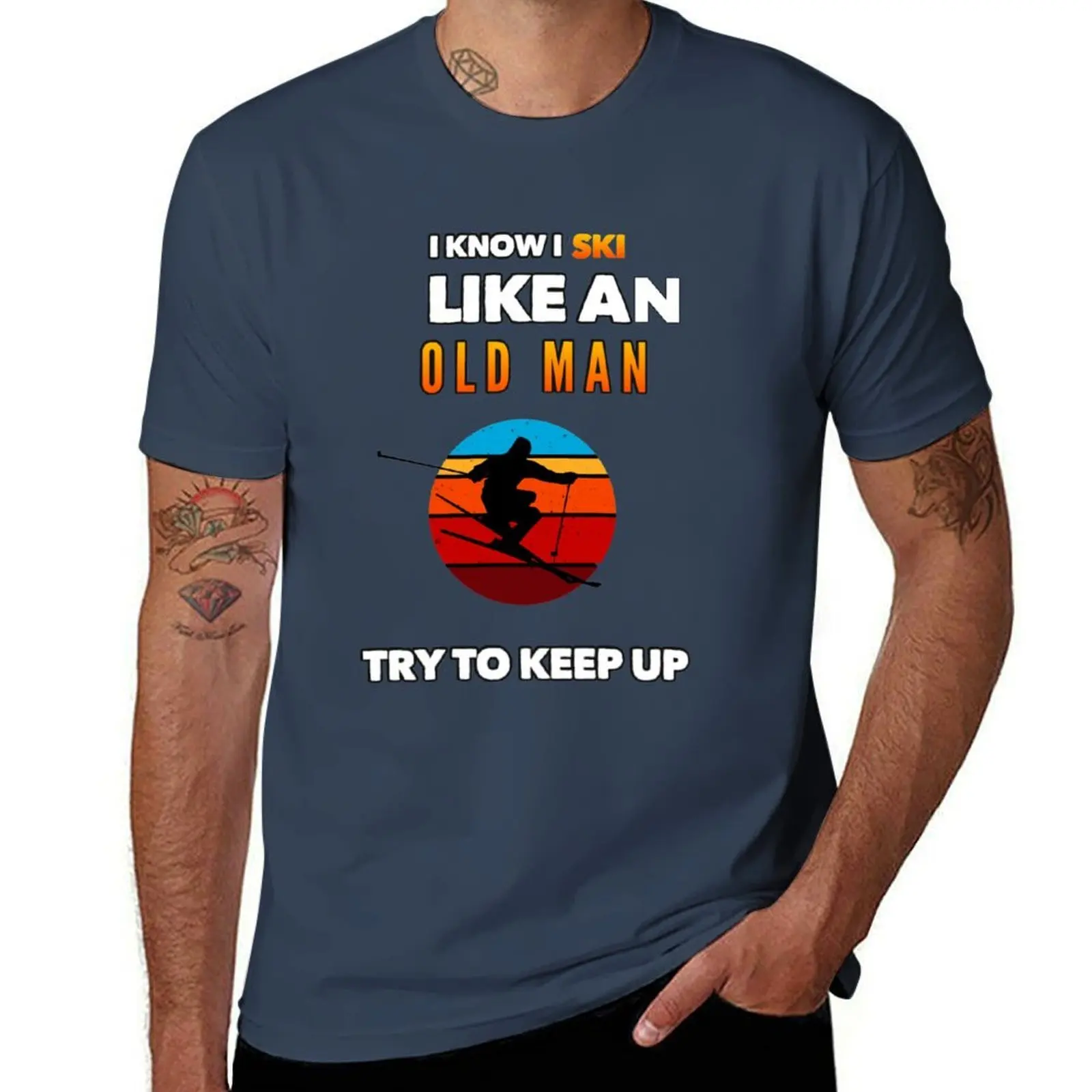 Je sais que je skie comme un vieux bonhomme, et que je fais de la difficulté à suivre le rythme. T-shirt basique pour tenue de tous les jours.