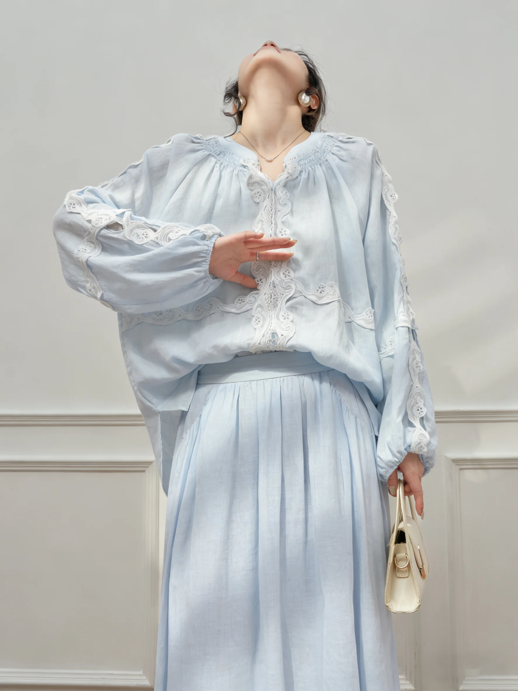 

Комплект: синяя блузка с кружевной отделкой и юбка-полусолнце. Женская модная новинка весеннего сезона. Повседневный свободный крой, круглый вырез, длинный рукав.