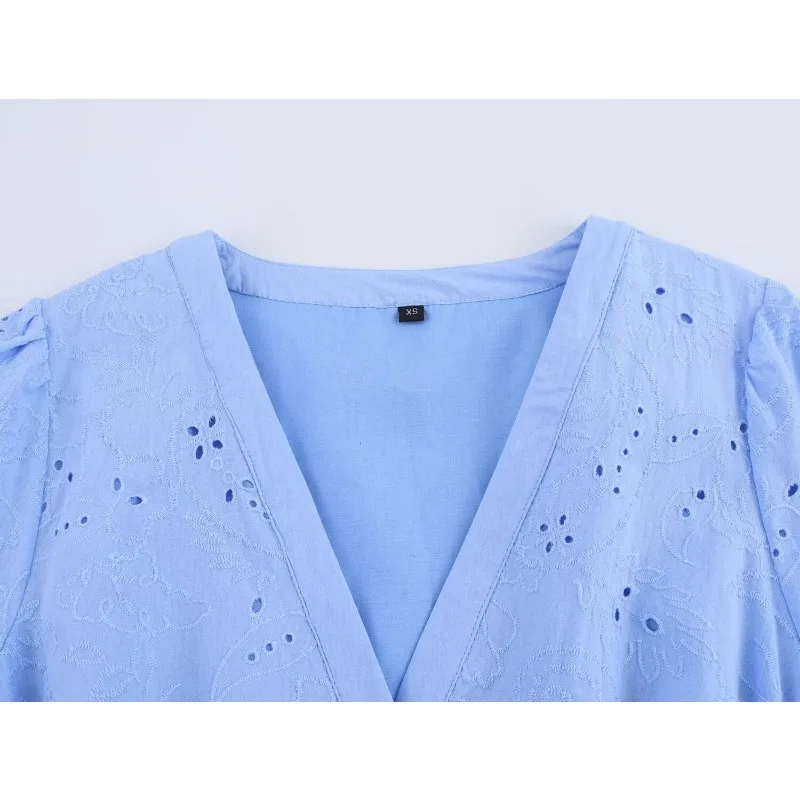 فستان نسائي صيفي موديل 2025 مطرز بفتحة زرقاء فاتحة وفتحة رقبة على شكل V وأكمام منتفخة وحزام خصر وإبزيم دائري فستان قصير