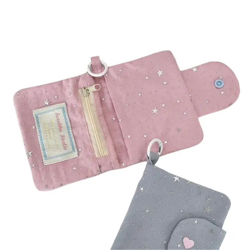 Weiche Aufbewahrungstasche aus Polyester mit glänzendem Sternmuster und Herzdekor, ideal zum Aufbewahren von Kopfhörern, Lippenstiften und kleinen Gegenständen für den täglichen Gebrauch. – Detail 7