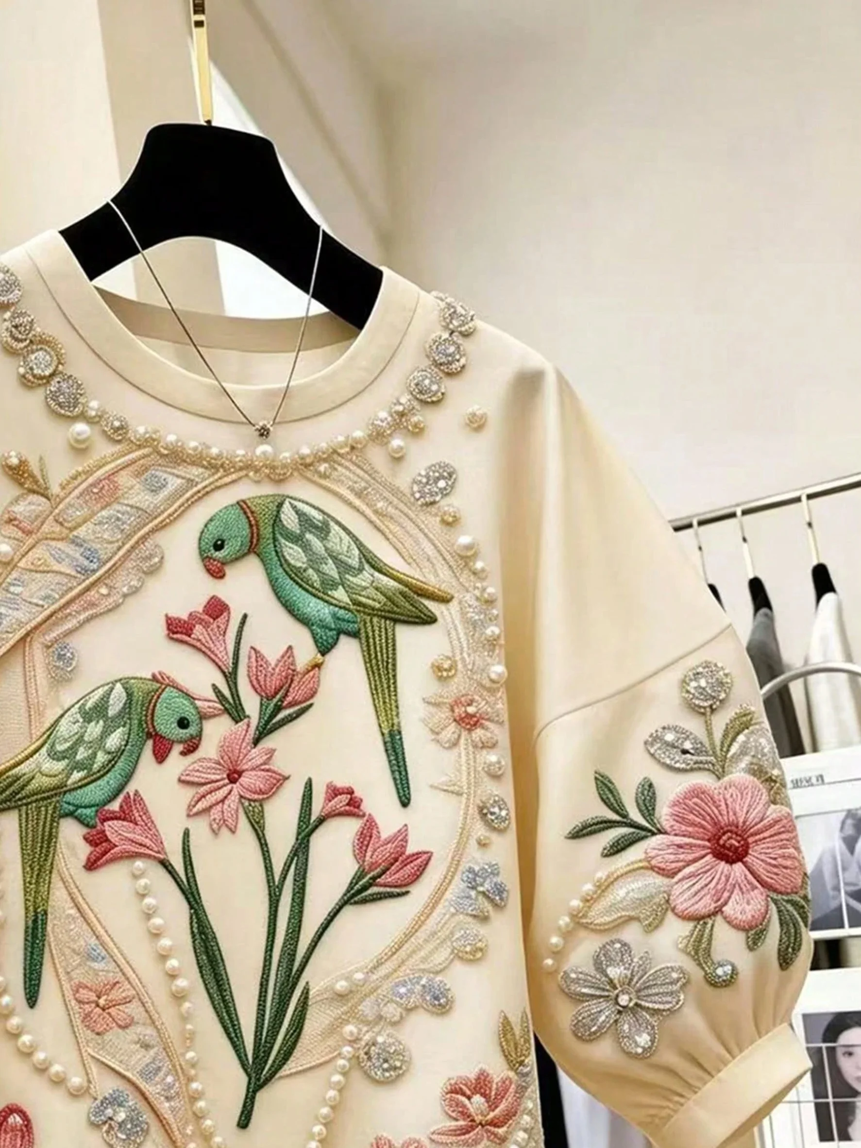 Elegante Damenbluse im Vintage-Stil mit Blumen- und Vogelmuster, Rundhalsausschnitt und Blütenblattärmeln, Sommer-Design mit dekorativem Blumenmuster-Print, lockeres Oversize-Design mit überschnittenen Schultern, verjüngende Damenbluse – Detail 5