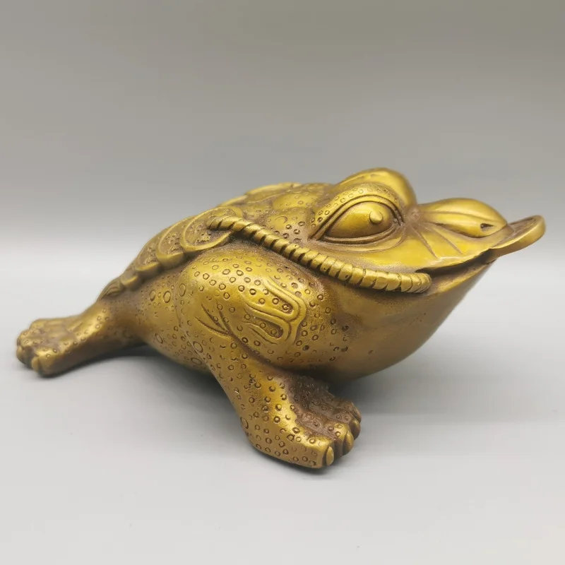 Brass Collectibles: Vintage Golden Toad Spewing Money, Antique Charm, Exquisite Craftsmanship, Home Decorative Piece