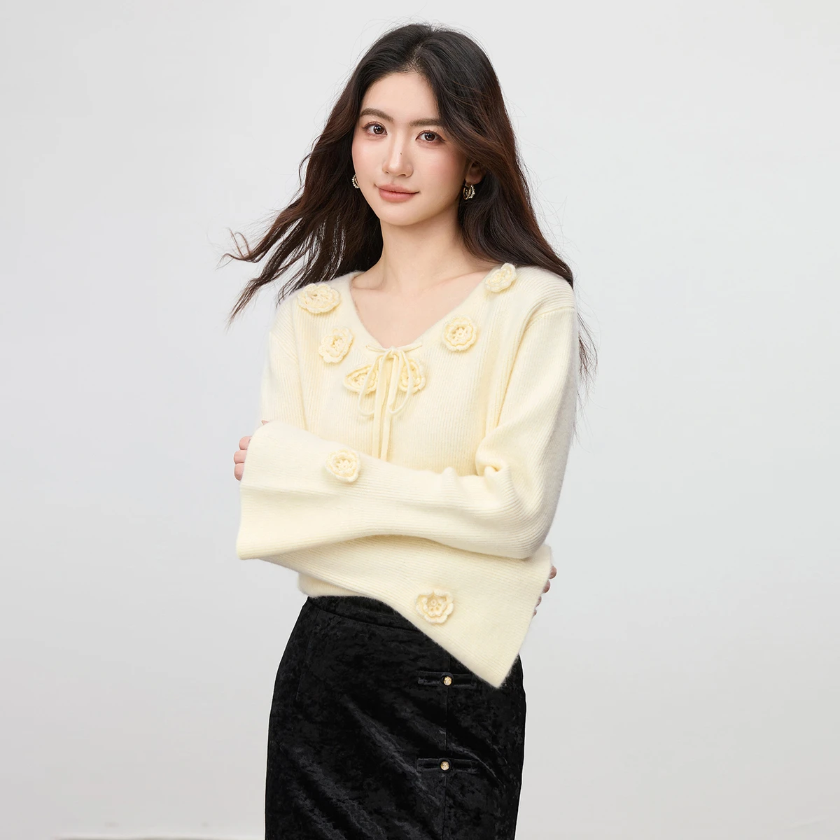 

SENTUBILA Knitwear 3D Rose Romantic Woman 2025 Winter Elegant Knit V-Neck Pullover Crochet Bead Lace-Up Wool Lady Top W54EG3951