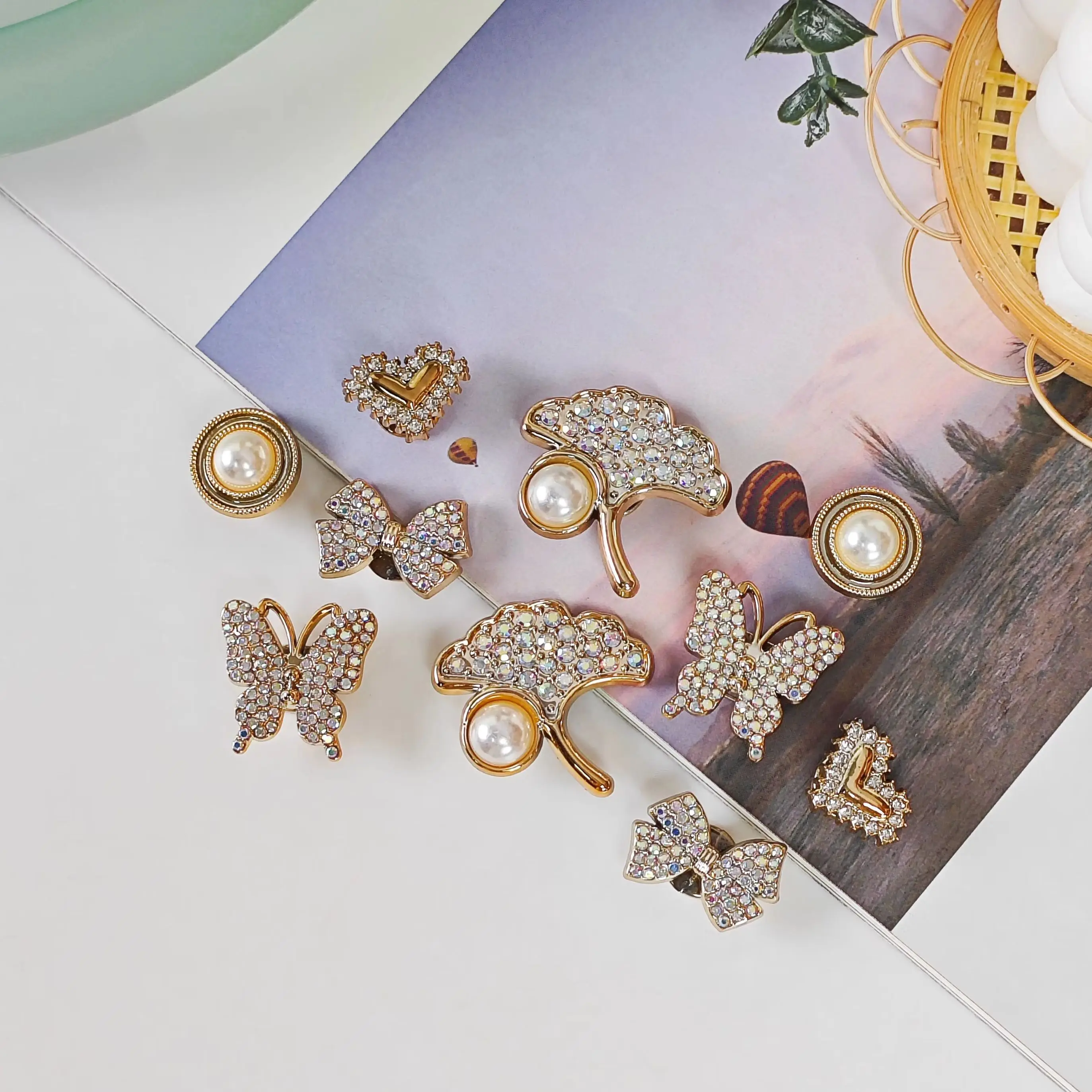 10Pcs DIY Shoe Decoration Charms with Glittering Diamonds, Ginkgo Leaves, Butterflies, Hearts, Bow Decorations, Non-Metal Lightweight Material, Y2K Fashion Versatile Cute Personality Accessories for Men and Women, Suitable for Eva Beach Shoes, Sandals, Removable Shoe Decorations, Holiday Gifts