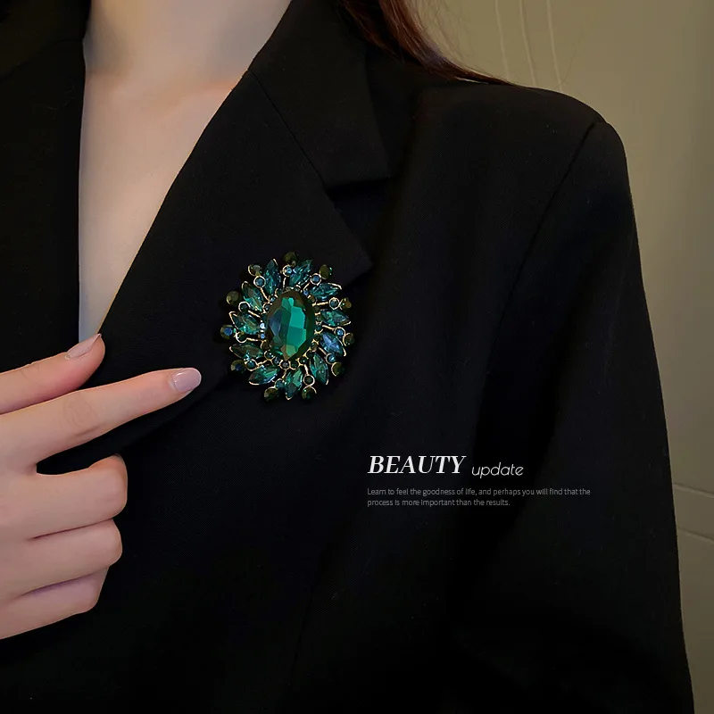 Oval Emerald Studded Flower Brooch European Fashion Vintage Green Rhinestone Brooch Pin Versatile Coat Accessories Female Badge