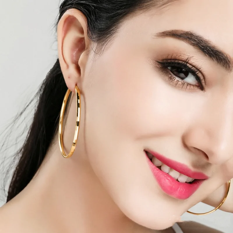 Modische 18K vergoldete Edelstahl-Creolen mit glänzendem Cut-Design für Damen, zarter Alltags- und Party-Schmuck – Detail 7