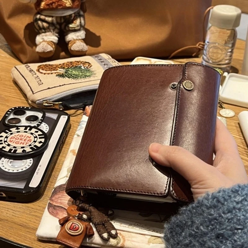 diario-retro-marrom-m5-em-couro-artesanal-caderno-de-tres-dobras-para-planejamento-de-viagens-e-escrita-diaria