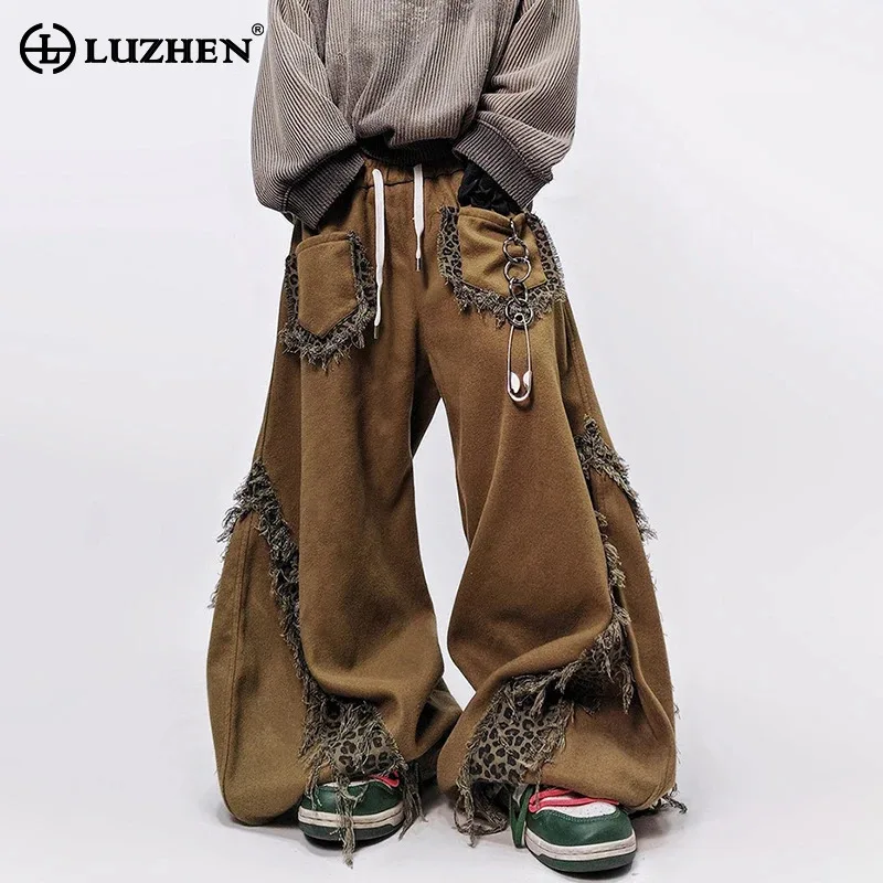 

LUZHEN 2026 Новые модные повседневные брюки в стиле хип-хоп с леопардовым принтом и декоративными карманами, мужские уличные оригинальные брюки JY6192