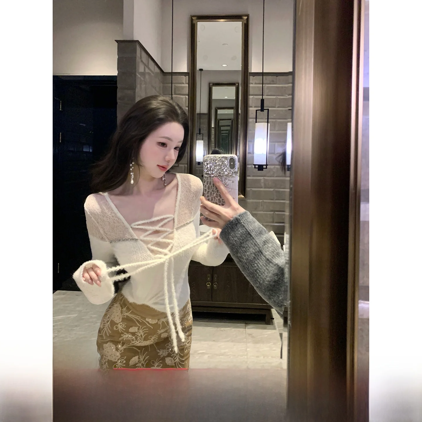 

Elegant Style Long Sleeve V-Neck Knitted Top with Diamond Lace Furry Syqiao Sun Fragrant Cream for Women in Autumn Winter