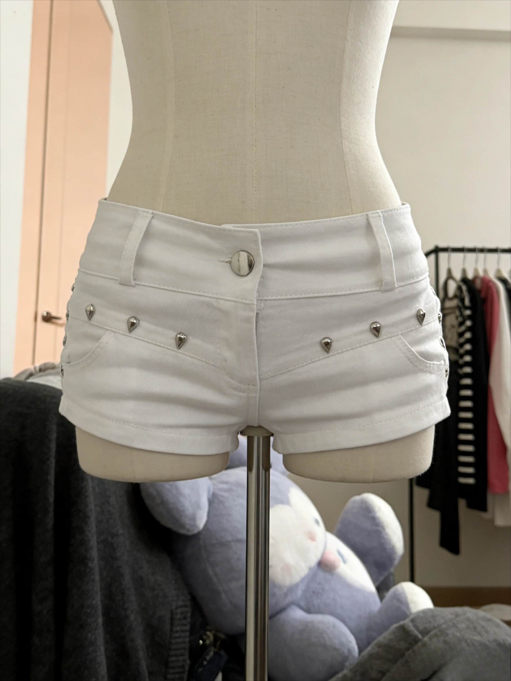 

Y2K Gothic Punk White Denim Shorts Women High Waist Rivet Hot Pants Summer Streetwear Harajuku Vintage Casual Slim Fit 2000s New