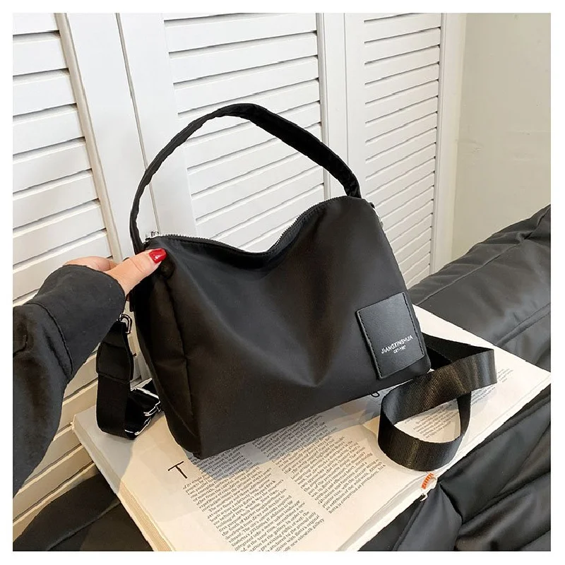 

Уникальный модный клатч через плечо с буквенным логотипом и большой вместимостью для женщин на работе