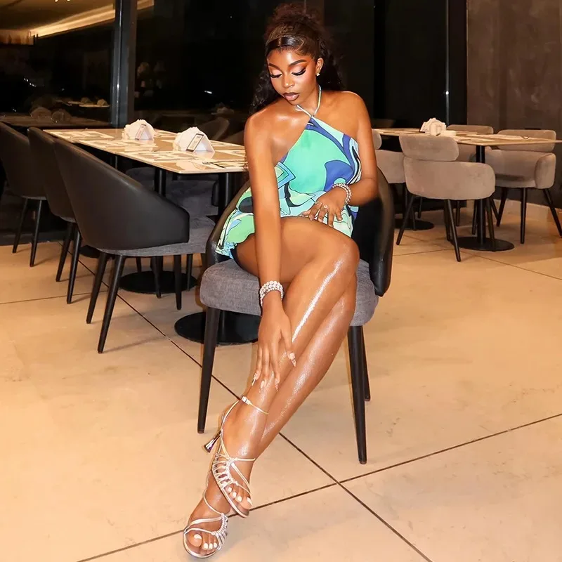 vestido-mini-estampado-abstrato-com-gola-halter-sem-mangas-costas-nuas-e-cintura-franzida-vestidos-curtos-da-moda-verao-2026-para-ferias-e-looks-chiques