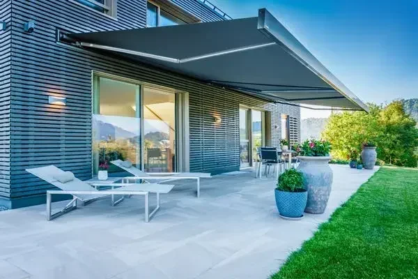 Tenda da sole elettrica a cassetta completa Tenda da sole motorizzata per patio da giardino retrattile telecomandata con kit luce LED