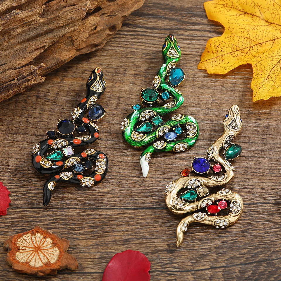 Retro Swimming Curved Snake Brooch Colored Crystal Stone Alloy Neutral Pin The Garden of Eden Snake Shaped Unisex Corsage