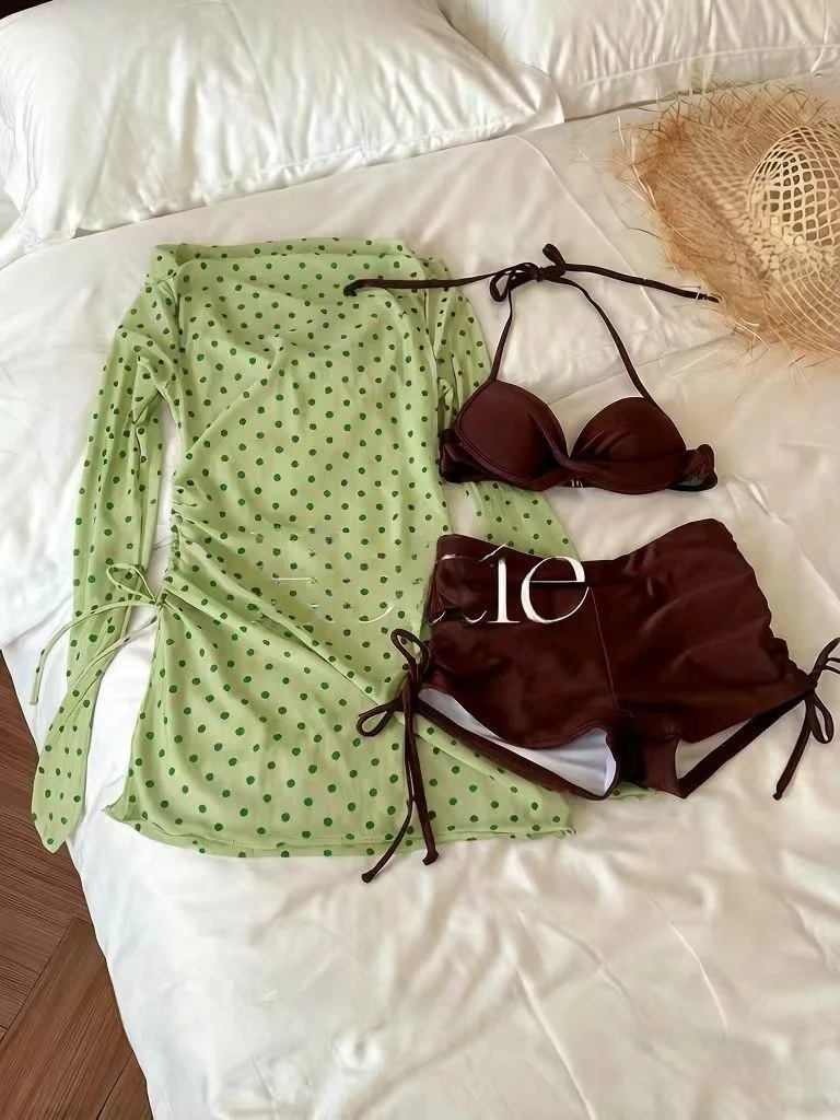 

Комплект из трех предметов: купальник с длинными рукавами в горошек, консервативный дизайн, большие размеры, скрывающий недостатки фигуры, стройнящий эффект