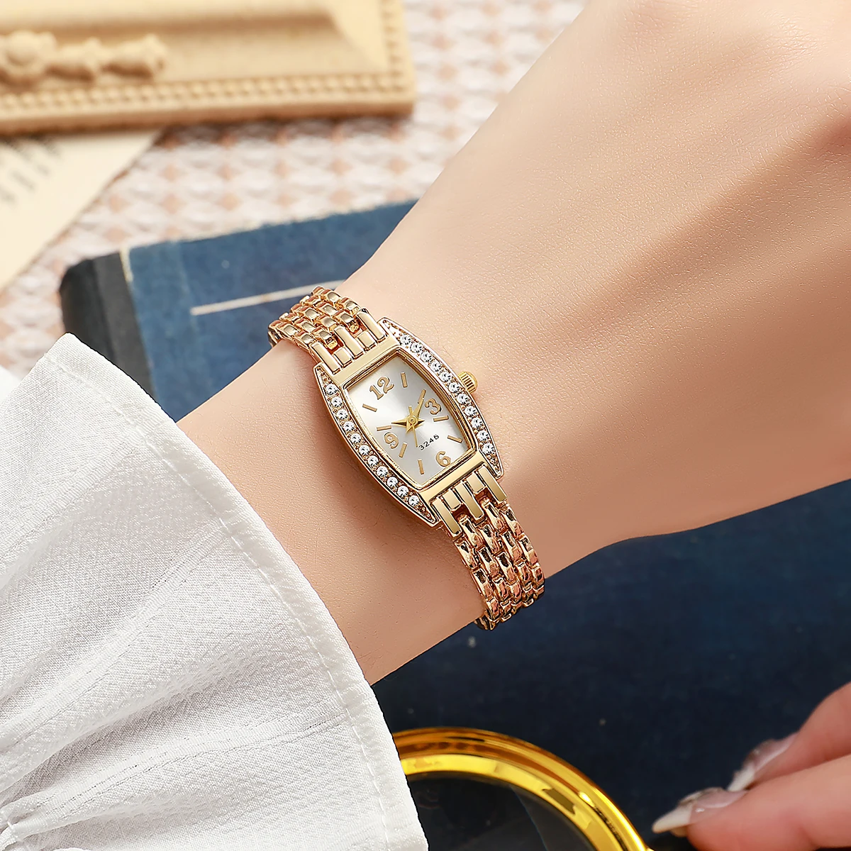 

Ladies' new barrel-shaped diamond-set dial steel strap quartz watch, fashionable and versatile holiday gift.