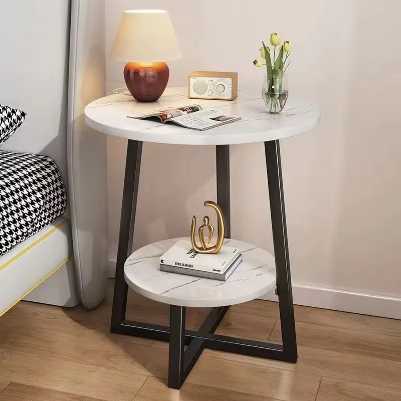 Маленький столик на диване в гостиной