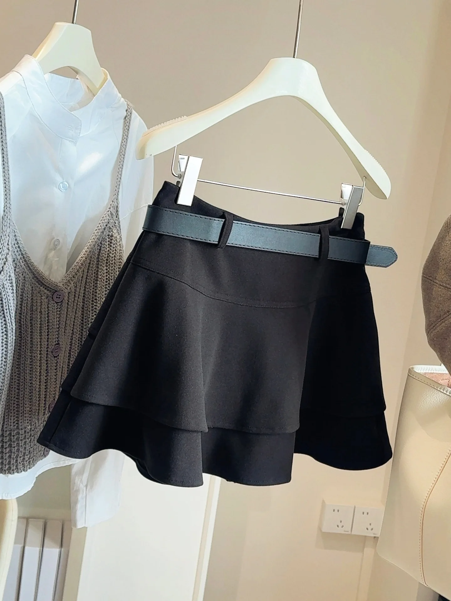 Lotus leaf edge woolen skirt for women, anti slip short skirt, 2025 autumn and winter high waist slimming A-line cake skirt