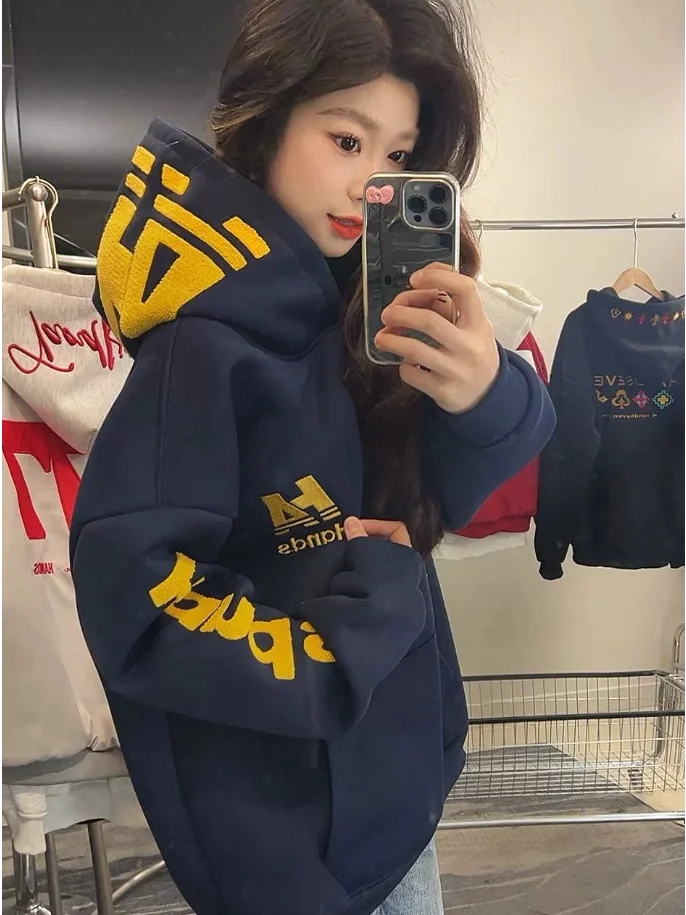 

Американская флисовая толстовка с капюшоном для женщин, зимняя, повседневная, свободного кроя, с вышитыми буквами, парная модель, топ с капюшоном, ветровка в университетском стиле