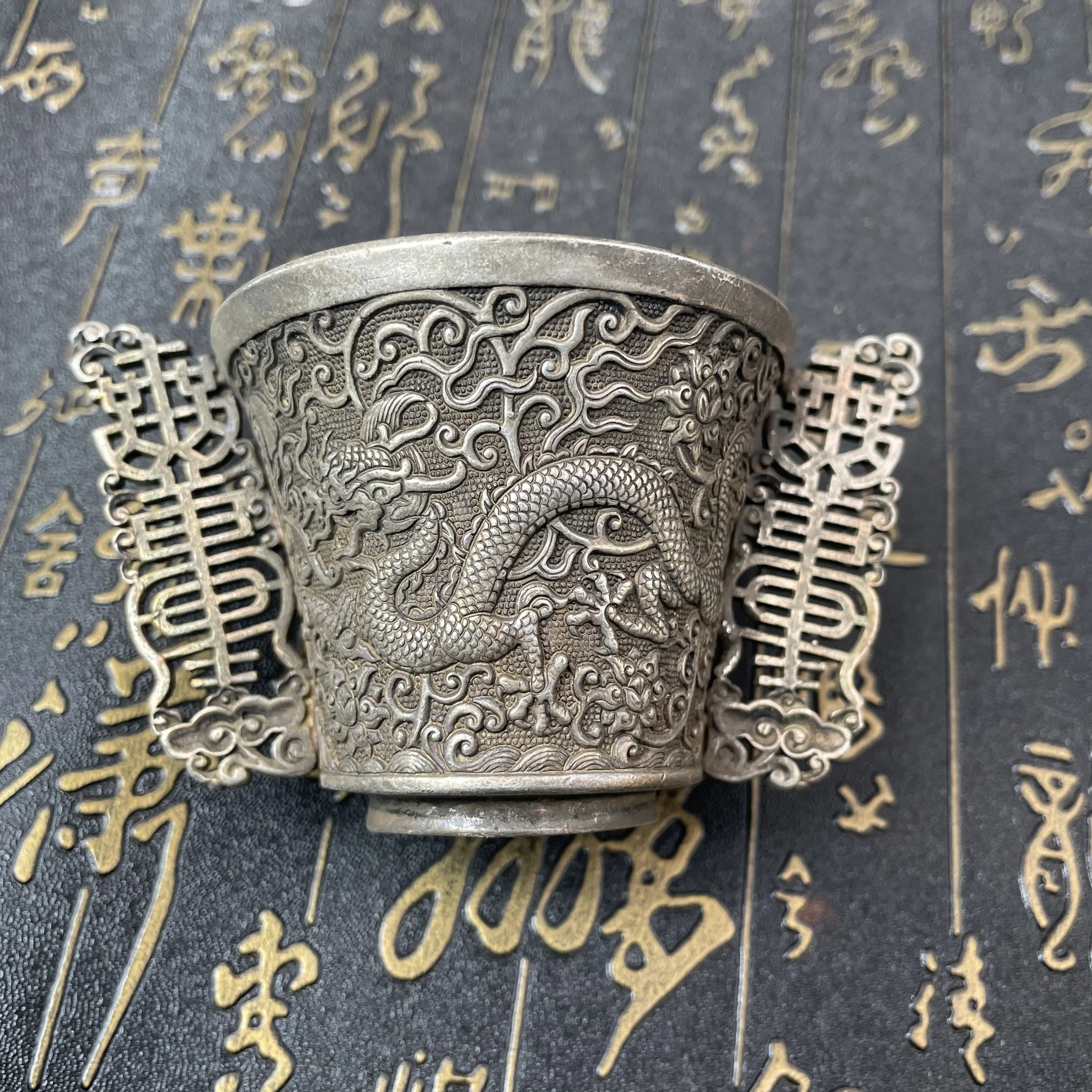 Taza de dragón clásica de doble oreja, vidrio pequeño decorado con pequeños adornos de cobre blanco, accesorios de película y televisión