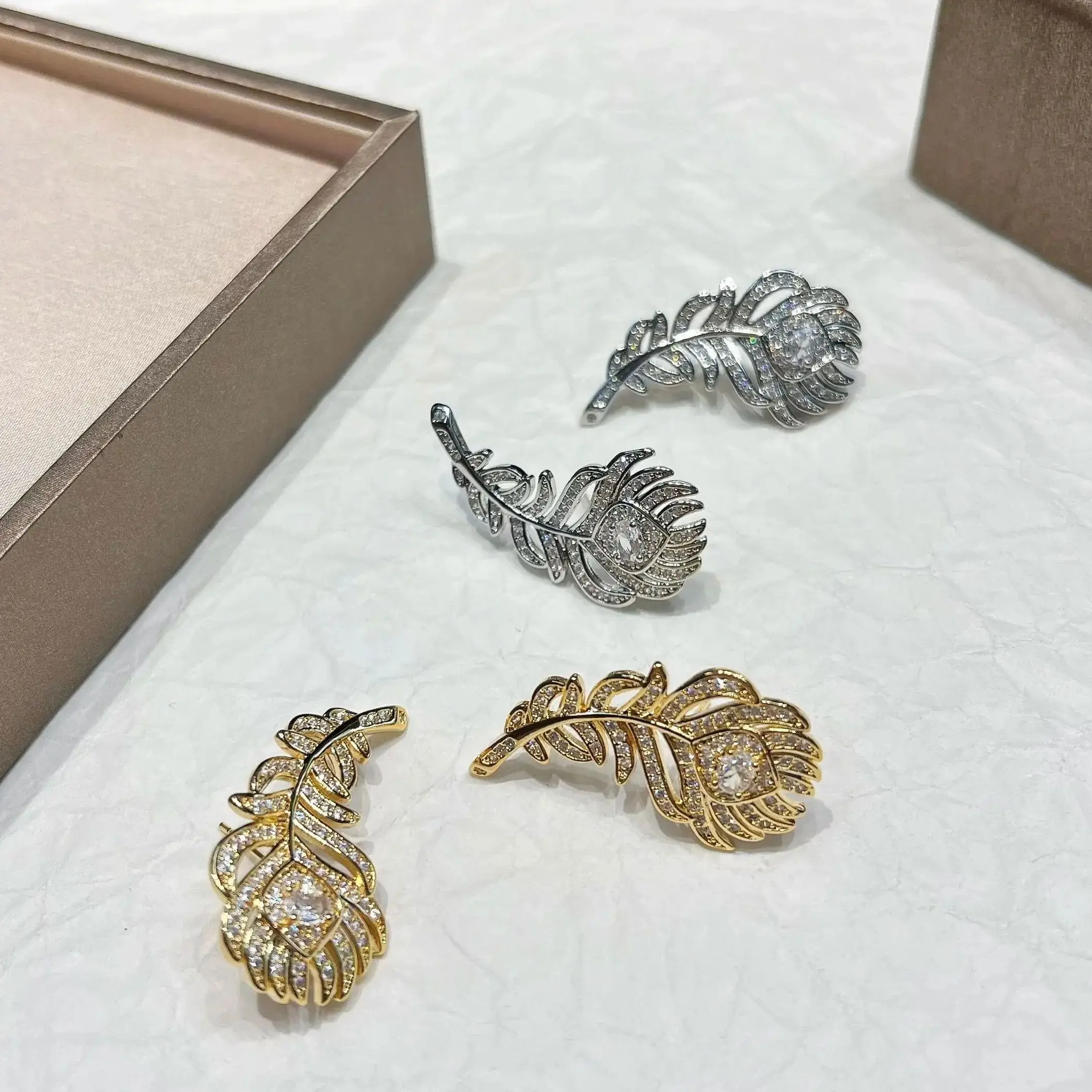 

Французские роскошные модные женские серьги в форме перьев с бриллиантами, зажим для ушей, высококачественный серебряный материал, очаровательный изысканный подарок