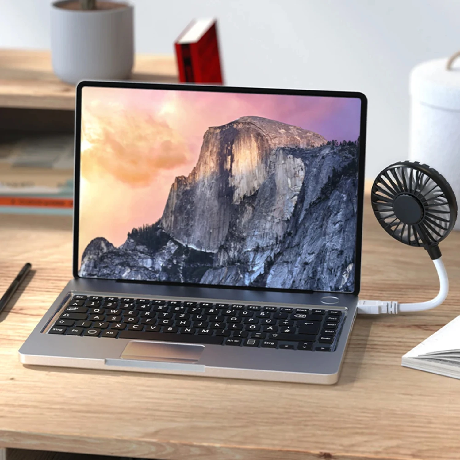 Ventilatore di raffreddamento estivo per ufficio creativo Ventilatore di ingresso USB portatile Mini ventilatore regolabile Ventilatore muto senza spazzole Dormitorio per laptop all'aperto