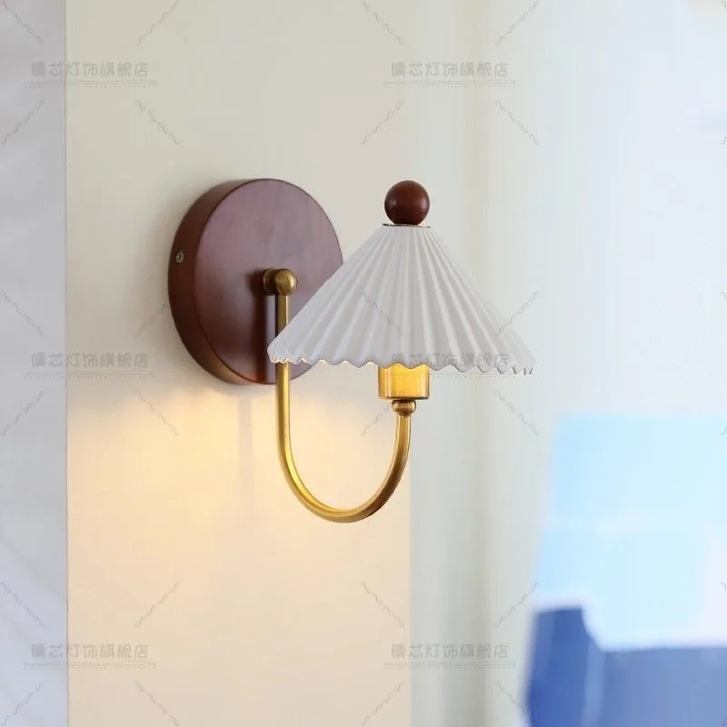 مصباح جداري لغرفة النوم مصنوع من الخشب الصلب بتصميم عتيق بجانب السرير وممر وسيراميك وغرفة معيشة منزلية في القرون الوسطى مصباح معلق على الحائط متقدم