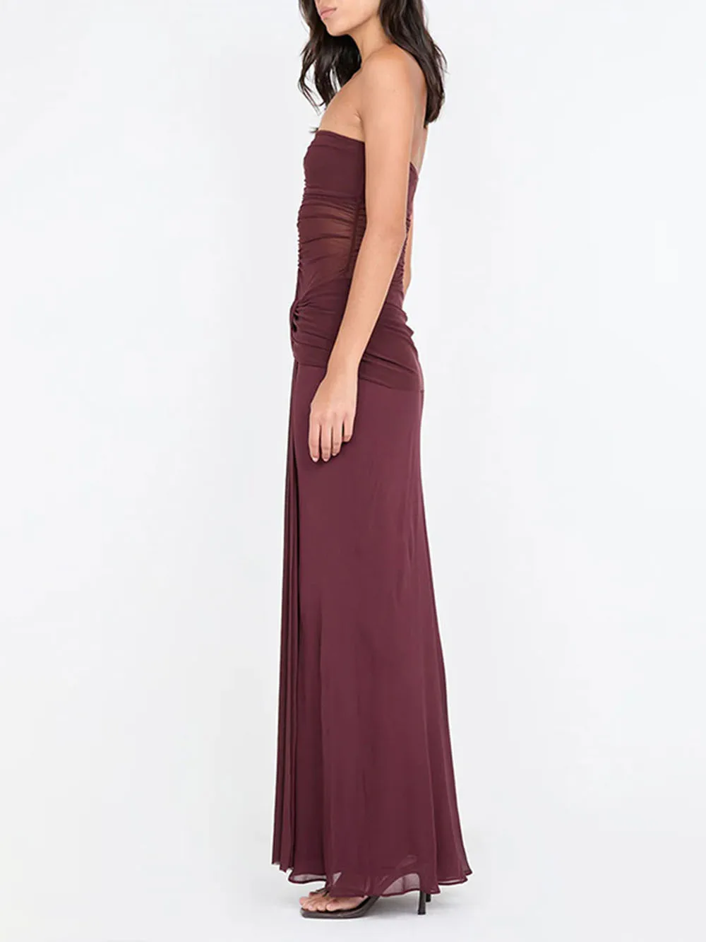 Europäisches und amerikanisches sexy langes Kleid 2025, neuer ärmelloser, trägerloser, transparenter, überkreuzter, plissierter, schlankmachendes Design, einfarbiger Rock