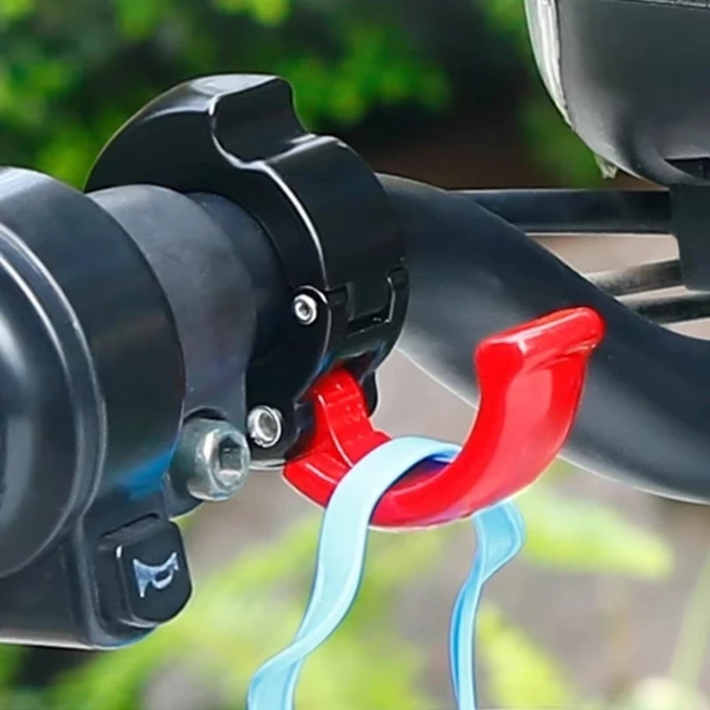 El gancho frontal está diseñado para ciclismo, proporciona una soporte estable para el peso y no ocupa espacio. Se puede usar para colgar cascos, bolsas de compras y mochilas pequeñas, lo que hace que el almacenamiento sea más organizado durante las paseos en bicicleta, y es súper práctico para el desplazamiento diario.