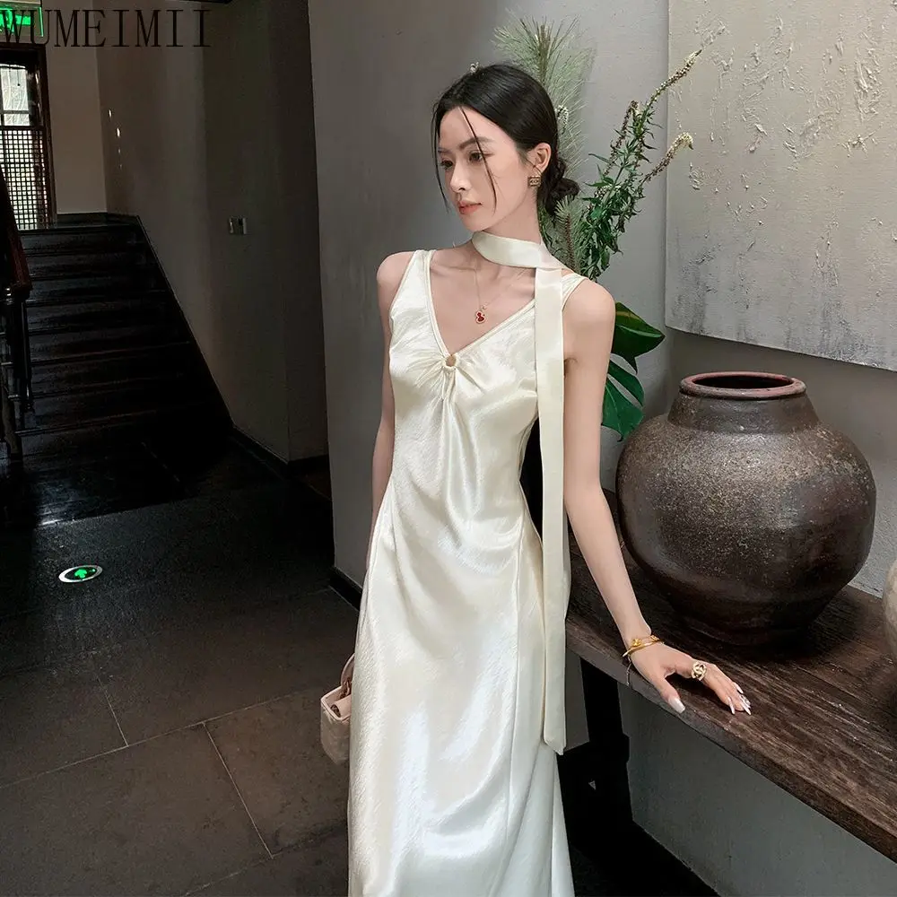 フランスの高級ストリーマーデザインベージュサテンVネックプリーツドレス、夏の新しいウエストスリムドレス
