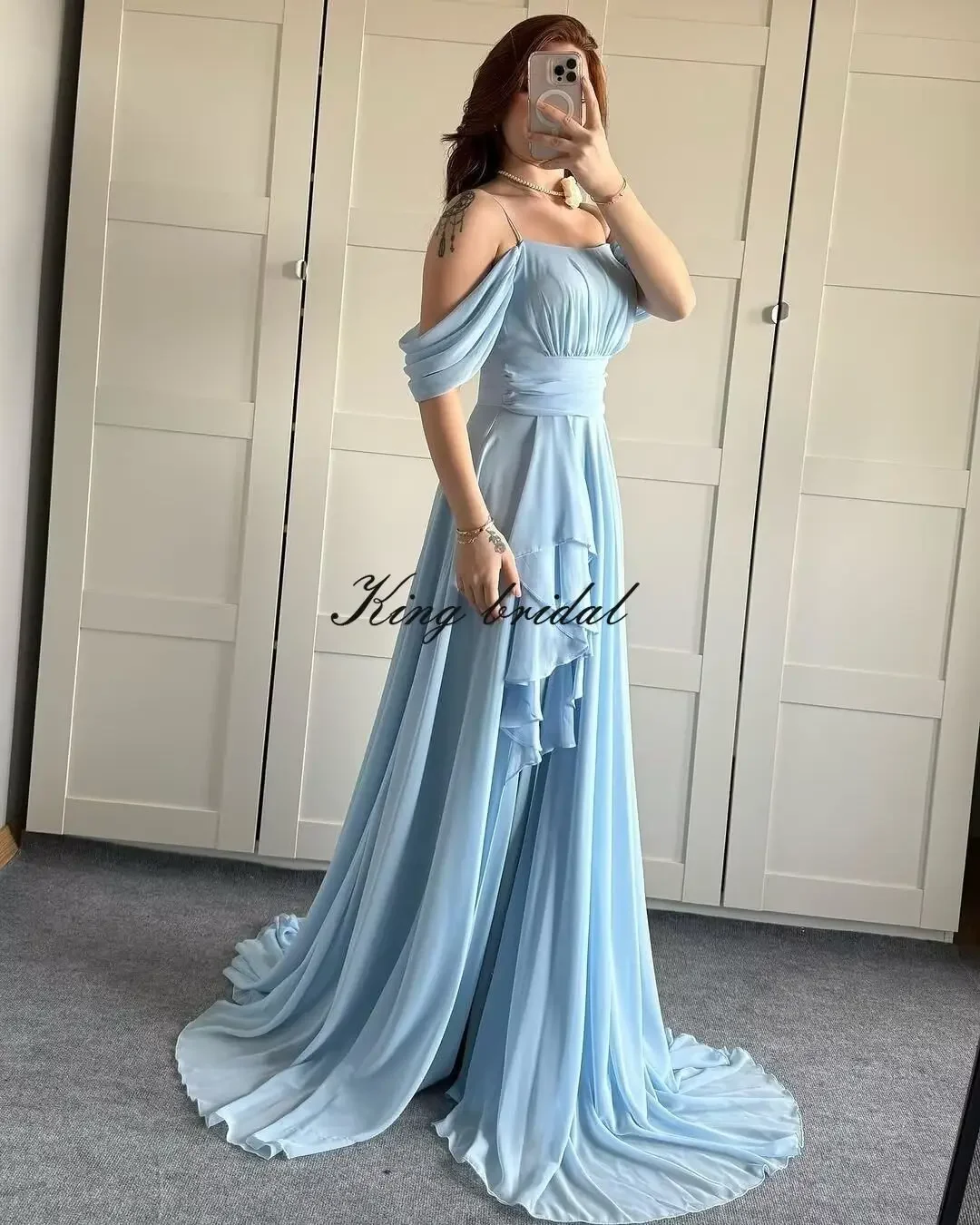 Con spacco lungo una linea pieghe volant abito da sera formale per le donne eleganti abiti da damigella d'onore in chiffon con spalle scoperte