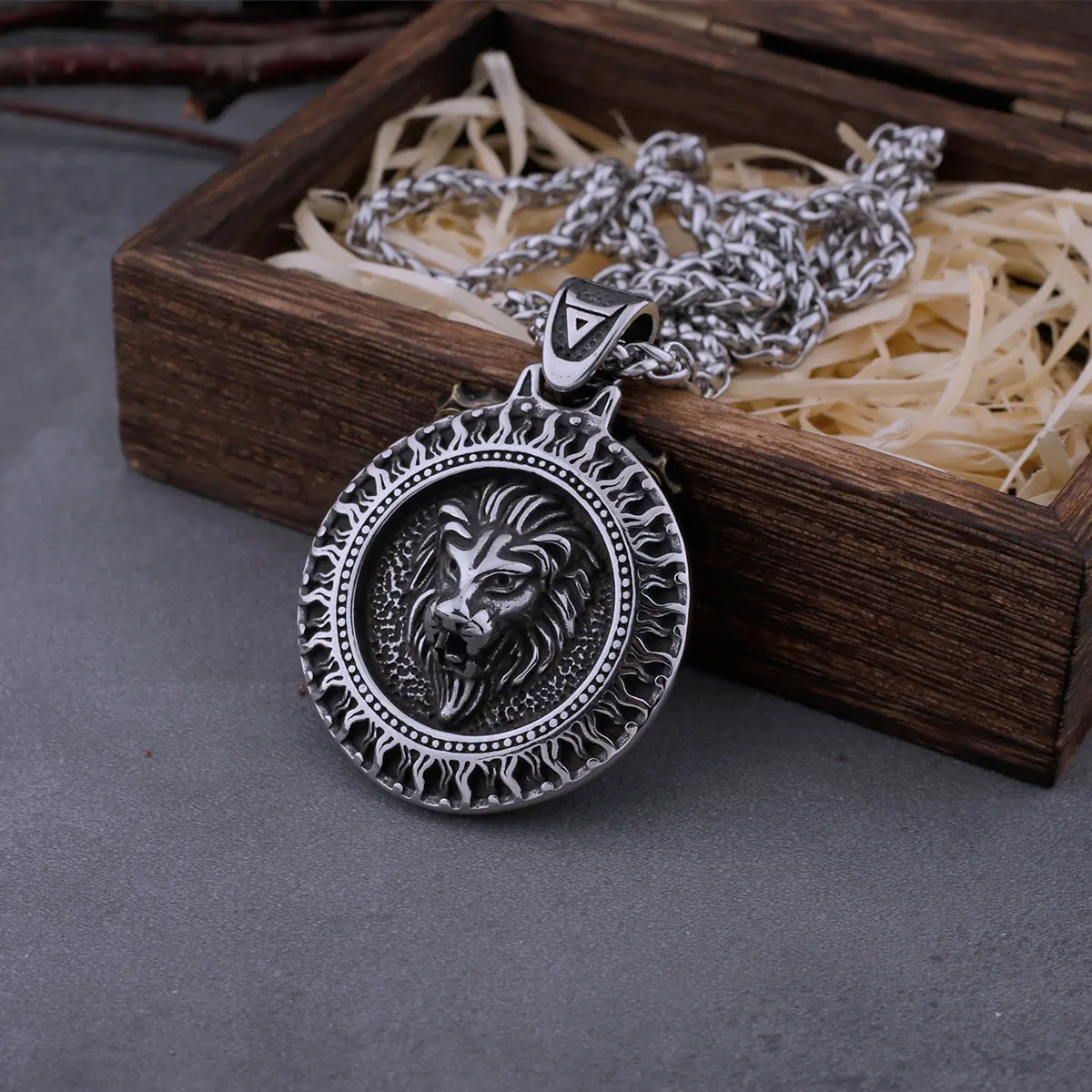 Naszyjnik z głową lwa ze stali nierdzewnej Nordic Rune Amulet Retro Punk Biżuteria Prezent dla chłopaka Hurtownia