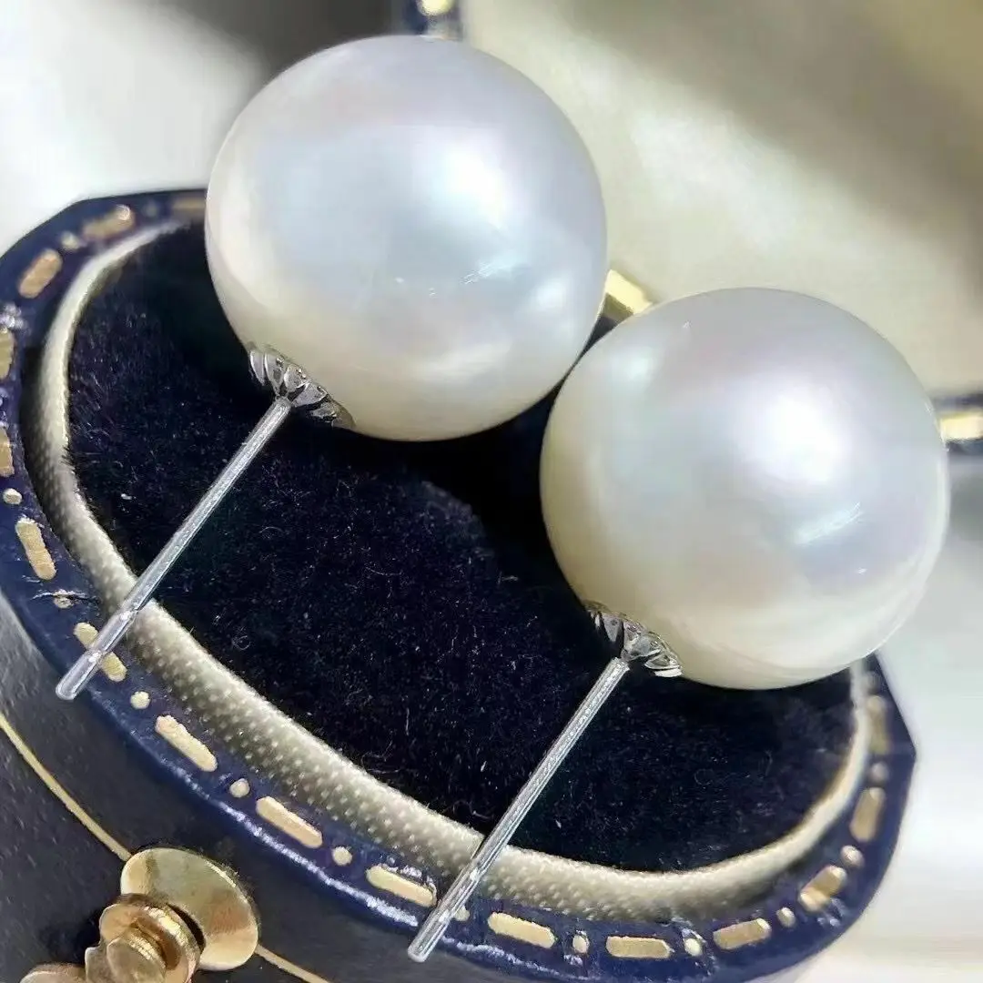 

Elegant Pair of AAA 11-12mm South Sea White Round Pearl Earring 18k