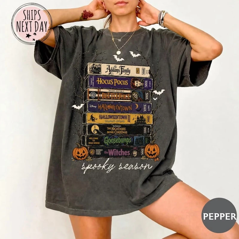 Vintage Halloween VHS Stack T-Shirt – Retro Spooky Season Shirt, Geschenk für Horrorfilm-Liebhaber, 90er Jahre Nostalgie T-Shirt – Detail 7