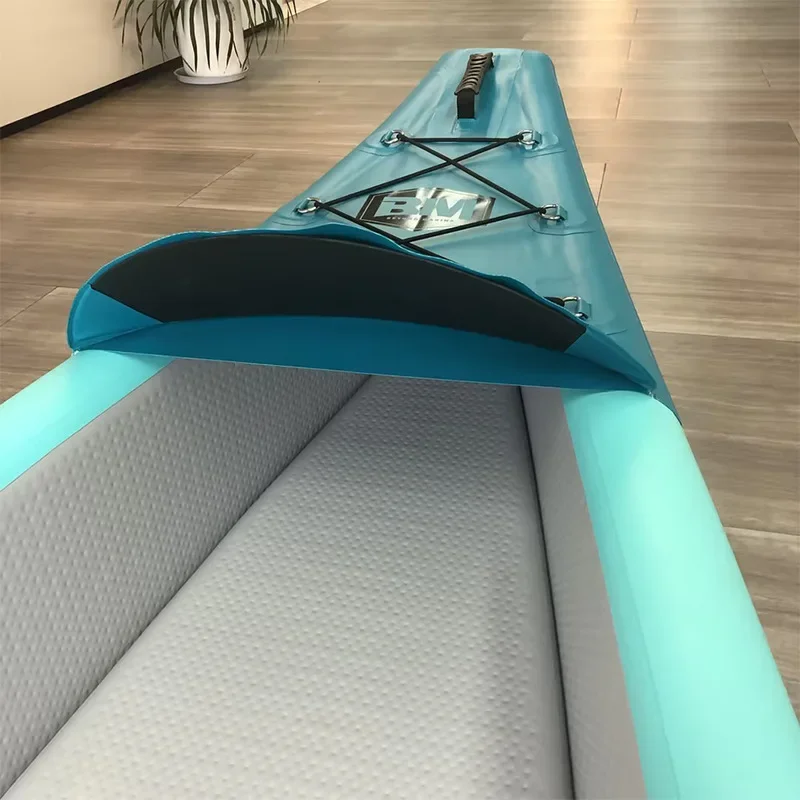 Kayak monocrompuesto en canoa