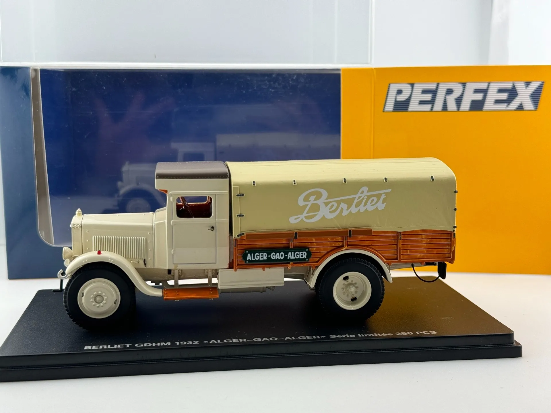 Modèle de voiture en résine moulé sous pression PERFEX, échelle 1/43, jouet de collection, cadeau, affichage Souvenir, ornement