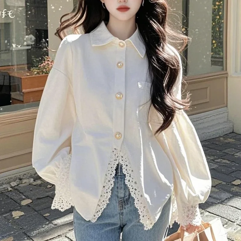 เสื้อเชิ้ตผ้าลูกไม้สีขาวระดับไฮเอนด์สำหรับผู้หญิง ดีไซน์ใหม่สไตล์ตะวันตก ฤดูใบไม้ผลิ 2025