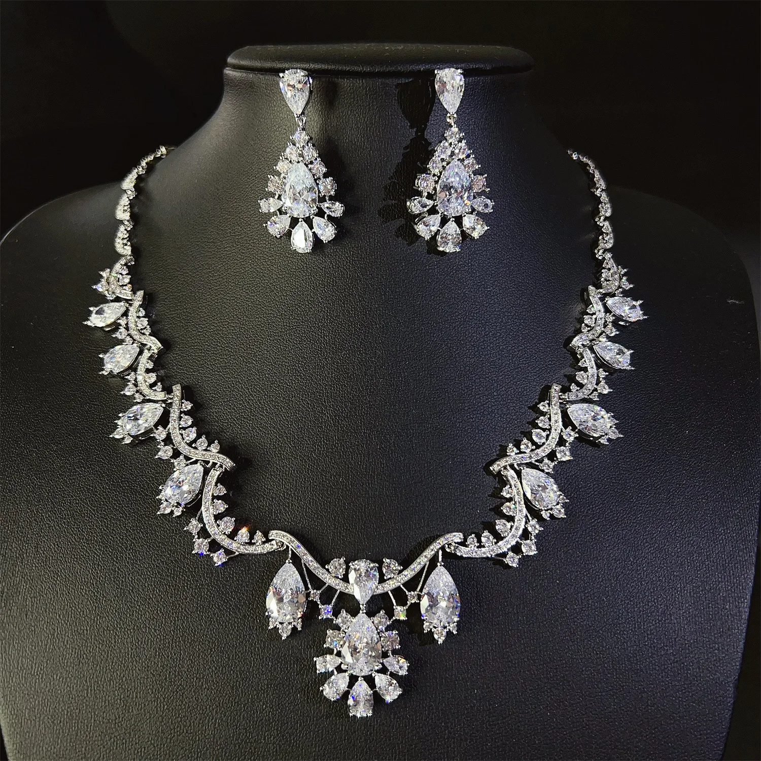 New 2 pieces original jewellery set vintage sturdy sparkling queen necklace earrings set wedding party banquet travel gift M-652