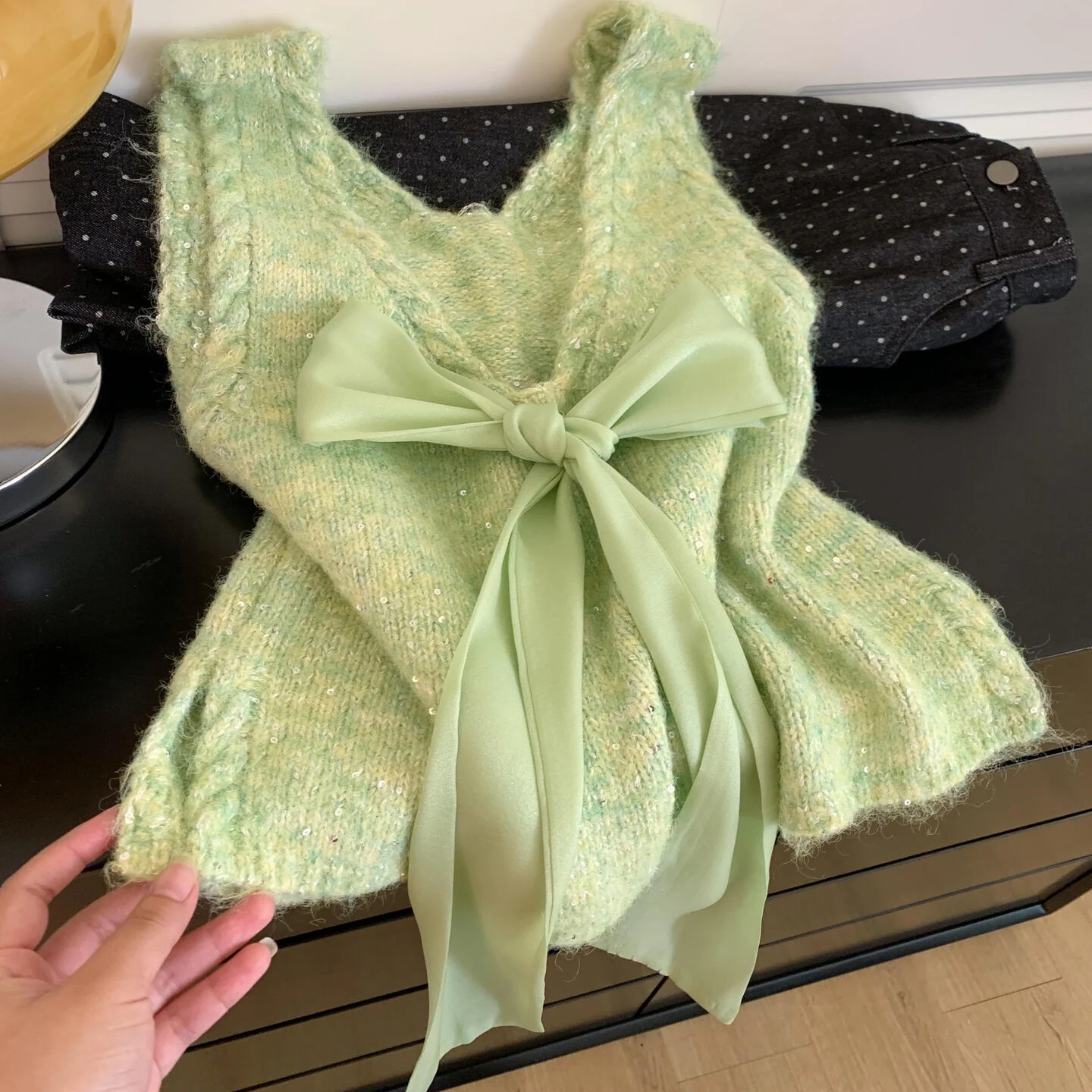 

French Style Ribbon Bow V-neck Knitted Vest 2025 Women's Autumn Winter New Elegant Temperament High-end Green Sleeveless Top