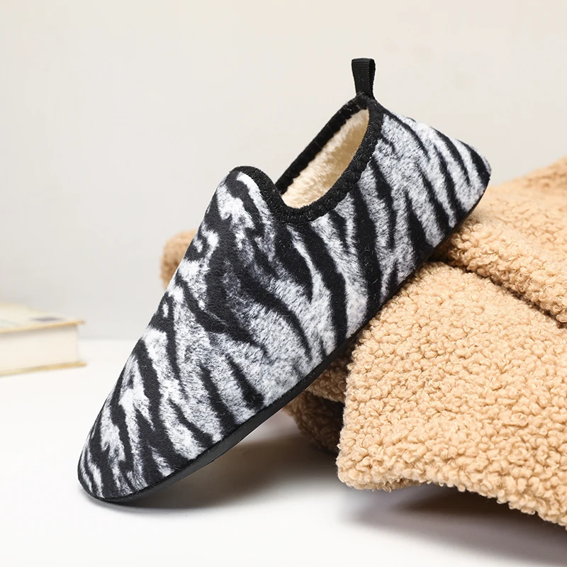 2024 Pantofole di peluche delle nuove donne di inverno Modello tigre Pantofole di cotone calde per interni a 2 colori Scarpe Le Fu da uomo Scarpe da casa in cotone