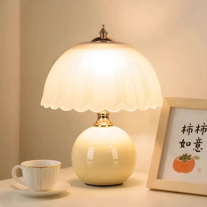 Cream Style Retro F…