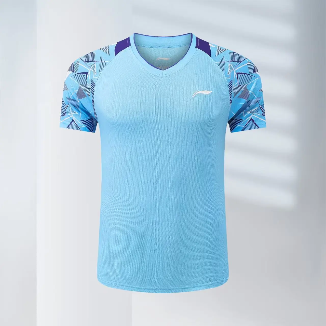 T-shirts de badminton pour hommes et femmes, personnalisables, fabriqués dans un tissu léger et à séchage rapide, et permettant l’impression de motifs numériques.