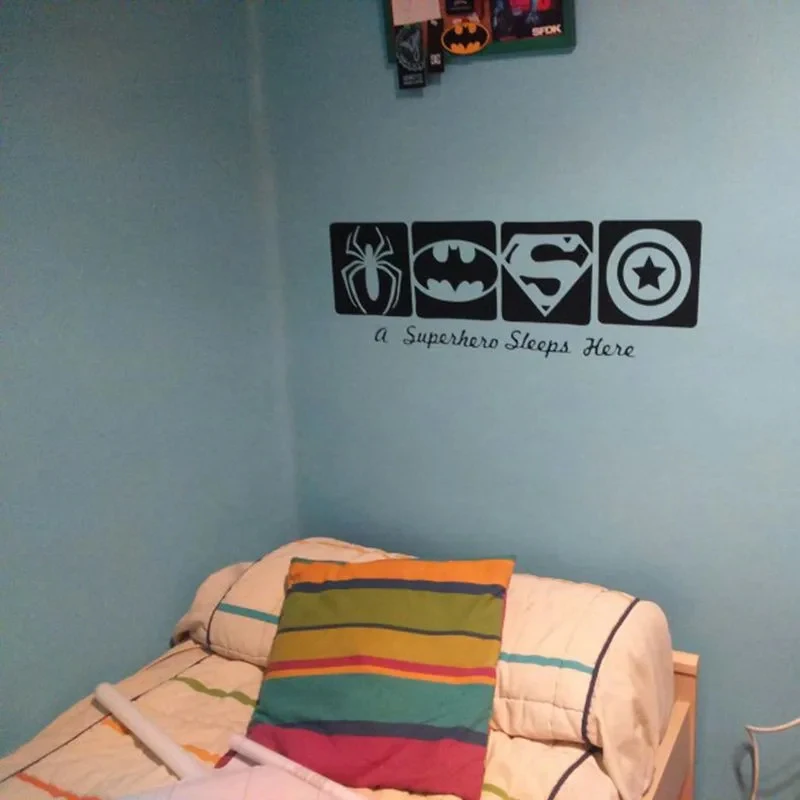 Adhesivo de vinilo para pared con patrón de Superman BATMAN, un superhéroe durmiendo aquí, calcomanías de pared con citas para niños, decoración de pared del dormitorio