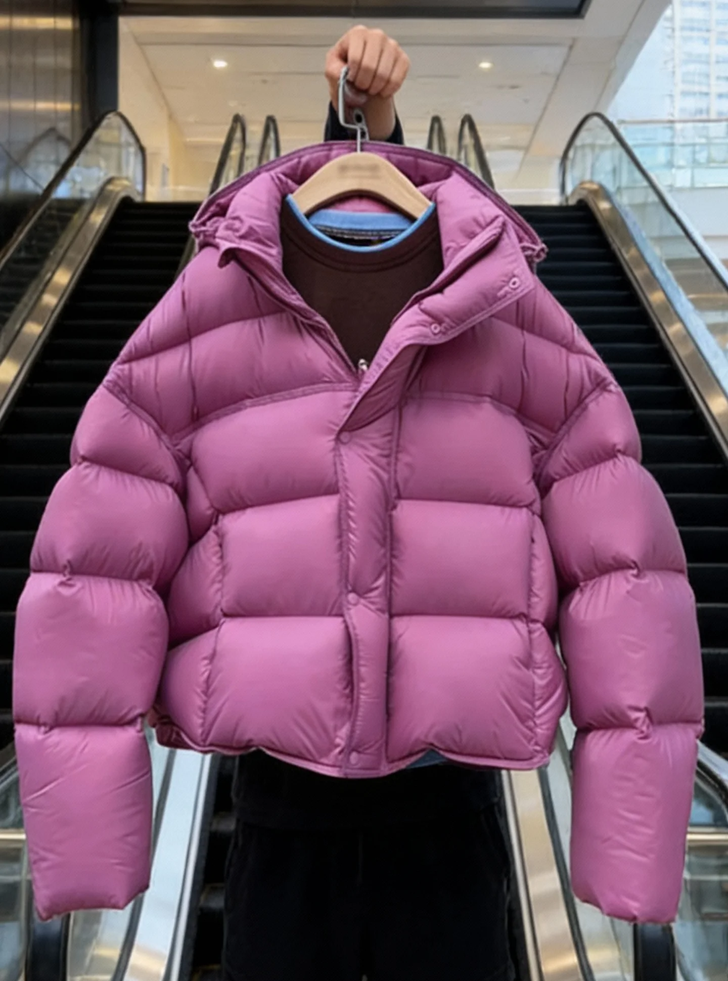 

Женская короткая пуховая куртка-пуховик фиолетового цвета, зимняя, повседневная, стандартного кроя, с белым пуховым наполнителем